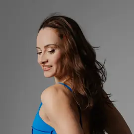 Mirela Kornfeld Iancef, în echipament sport albastru, zâmbind