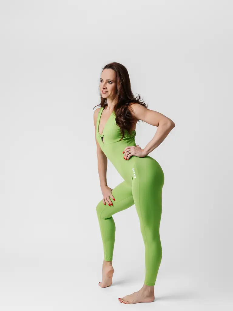 Mirela în echipament sport verde, cu mâna în șold